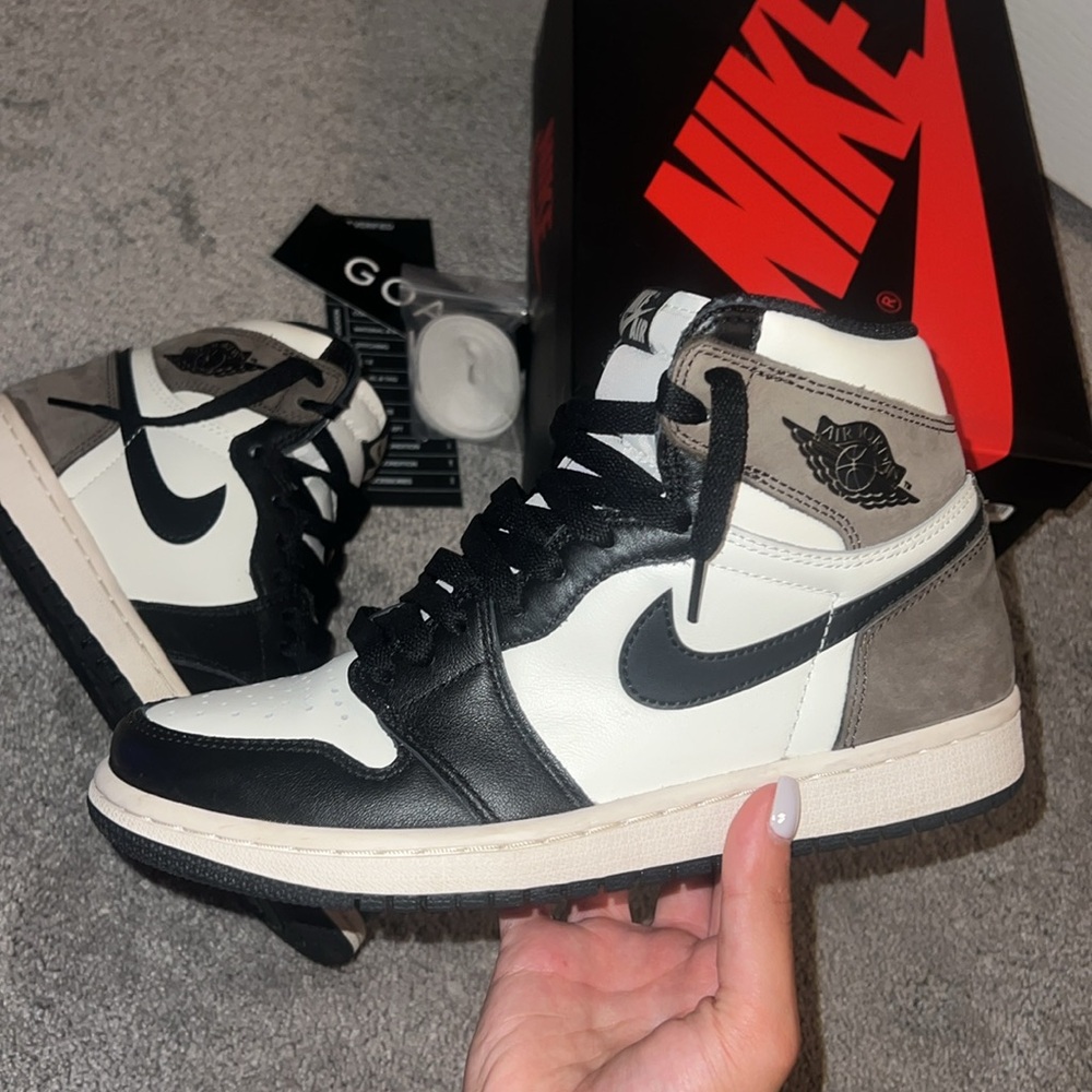 Air Jordan 1 Retro High OG 'Dark Mocha'